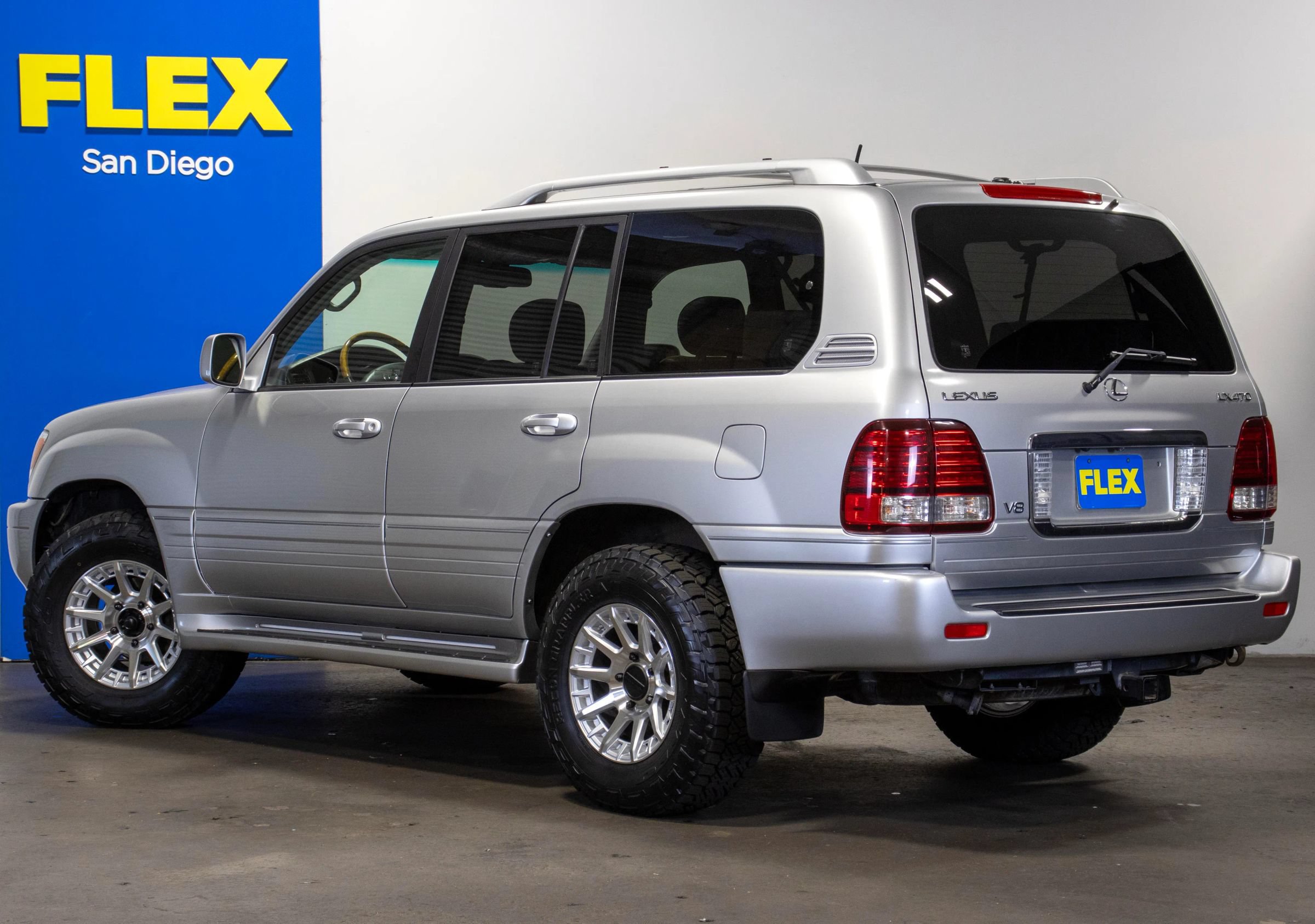 Used 2006 Lexus LX 470 4WD w/ Preferred Accessory Pkg image 3