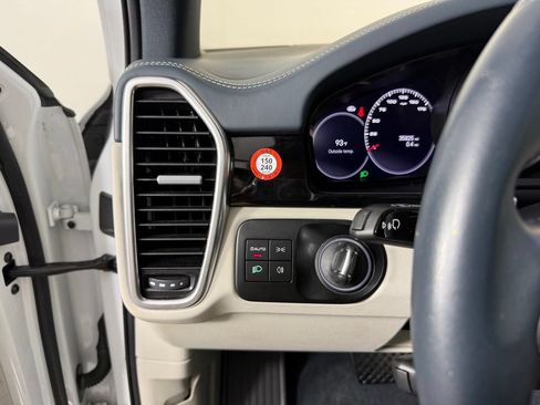 Used 2022 Porsche Cayenne AWD/4WD image 23