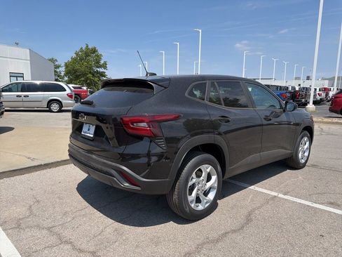 New 2026 Chevrolet Trax LS w/ LS Convenience Package FWD image 3
