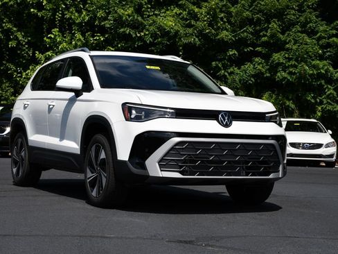 New 2026 Volkswagen Taos SE AWD/4WD image 1