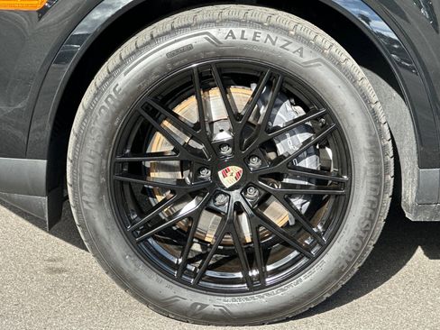 Used 2025 Porsche Cayenne image 27