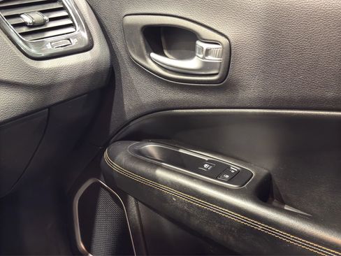 Used 2018 Jeep Compass Limited image 15