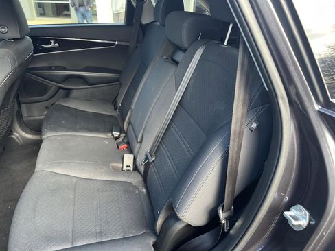 Used 2019 Kia Sorento LX w/ LX Convenience Package image 10