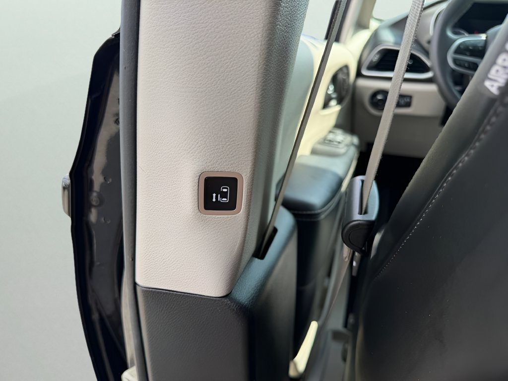 Used 2023 Chrysler Pacifica Touring-L FWD image 12