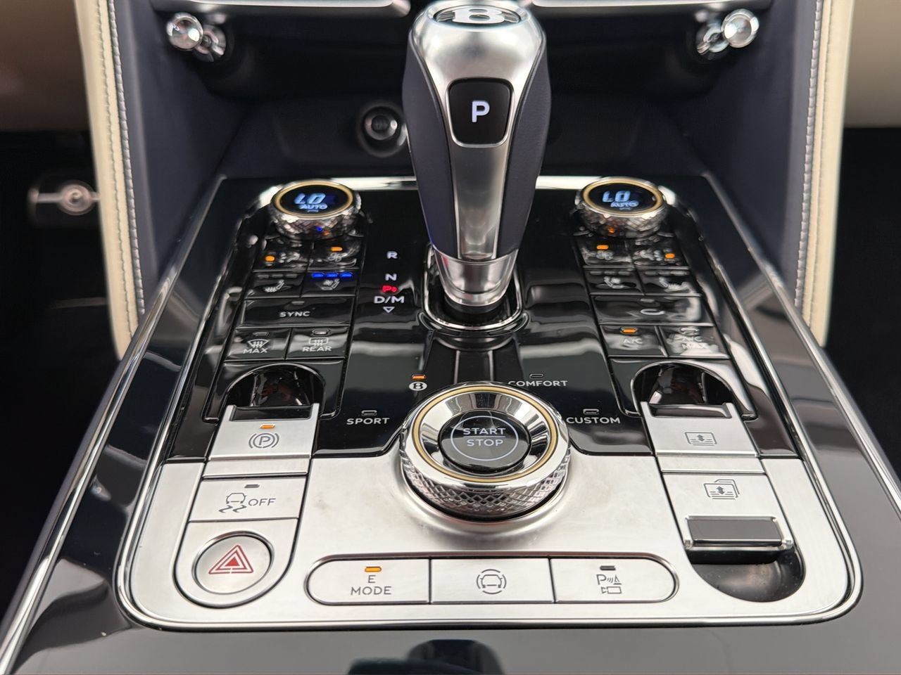 Used 2025 Bentley Flying Spur Plug-In Hybrid AWD/4WD image 36