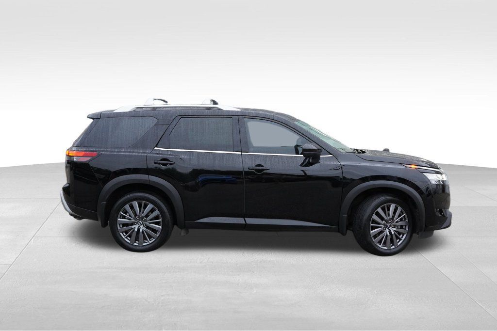 Used 2024 Nissan Pathfinder SL w/ SL Premium Package AWD/4WD image 3