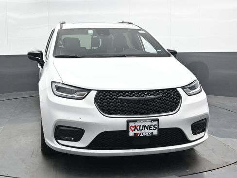 Used 2025 Chrysler Pacifica Limited image 5