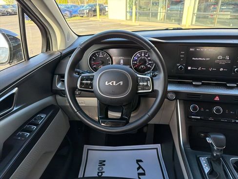 Used 2024 Kia Carnival LX FWD image 24