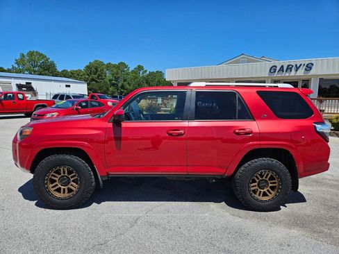 Used 2017 Toyota 4Runner SR5 AWD/4WD image 3