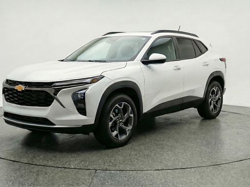 Used 2025 Chevrolet Trax LT image 3