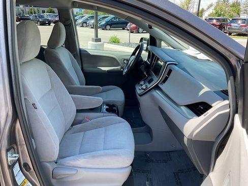 Used 2017 Toyota Sienna LE AWD/4WD image 41