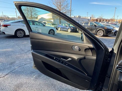 Used 2025 Hyundai Elantra Limited image 18