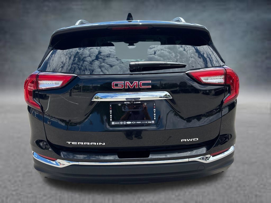 Used 2024 GMC Terrain SLT AWD/4WD image 4