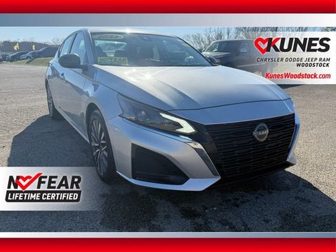Used 2024 Nissan Altima 2.5 SV image 1