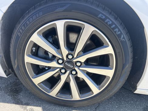 Used 2018 Lincoln Continental Premiere image 9