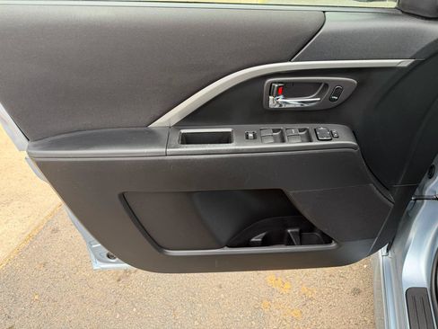 Used 2012 MAZDA MAZDA5 Touring w/ Moonroof & Audio Pkg FWD image 12