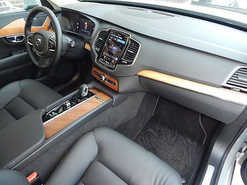 Certified 2025 Volvo XC90 B6 Plus image 21