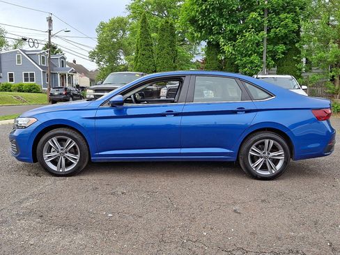 Used 2024 Volkswagen Jetta SE FWD image 2