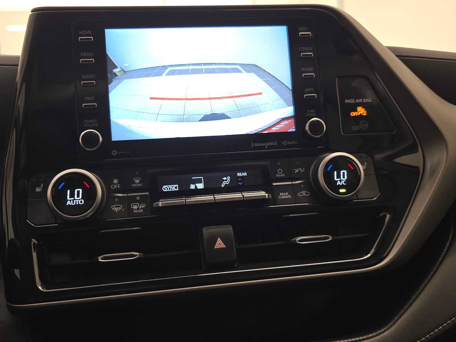 Used 2020 Toyota Highlander XLE AWD/4WD image 13