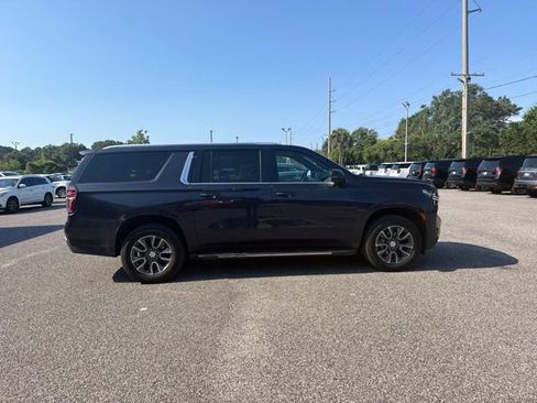 Used 2022 Chevrolet Suburban LT w/ Luxury Package RWD image 4