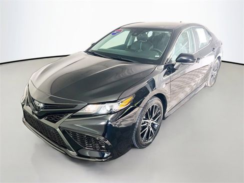 Used 2023 Toyota Camry SE image 3