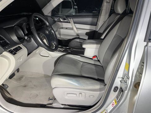 Used 2010 Toyota Highlander SE image 9
