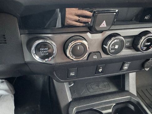 Used 2017 Toyota Tacoma TRD Sport image 6