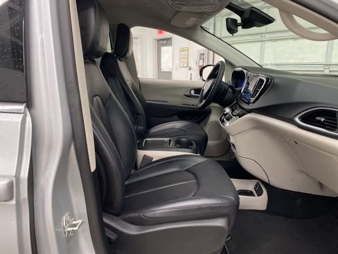 Used 2024 Chrysler Pacifica Touring-L image 18