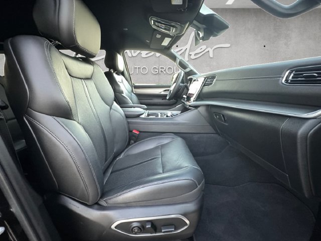 Used 2025 Jeep Wagoneer 4WD image 24
