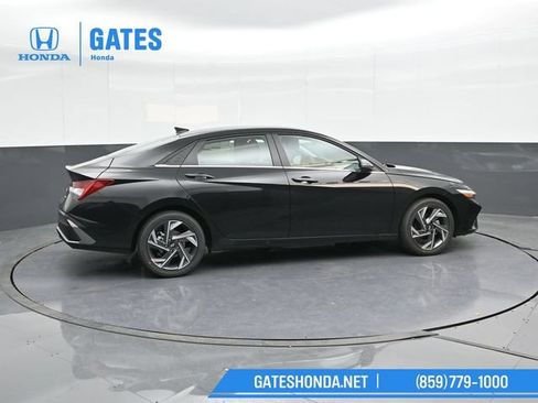 Used 2025 Hyundai Elantra Limited w/ Cargo Package FWD image 3