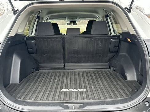 Used 2021 Toyota RAV4 LE image 19