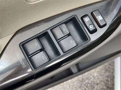 Used 2012 Toyota Sienna LE image 19