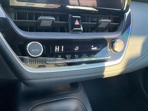 Used 2025 Toyota Corolla SE image 32