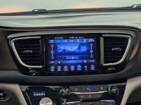 Used 2017 Chrysler Pacifica Touring-L image 16