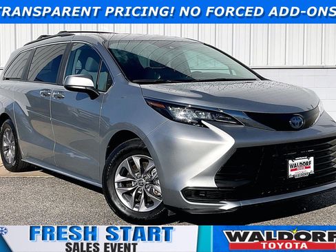 Used 2023 Toyota Sienna LE image 1