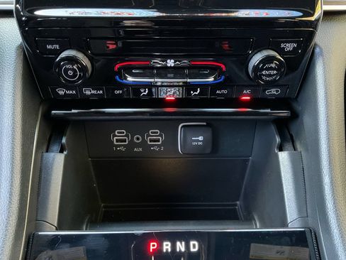 Used 2025 Jeep Grand Cherokee Laredo RWD image 24