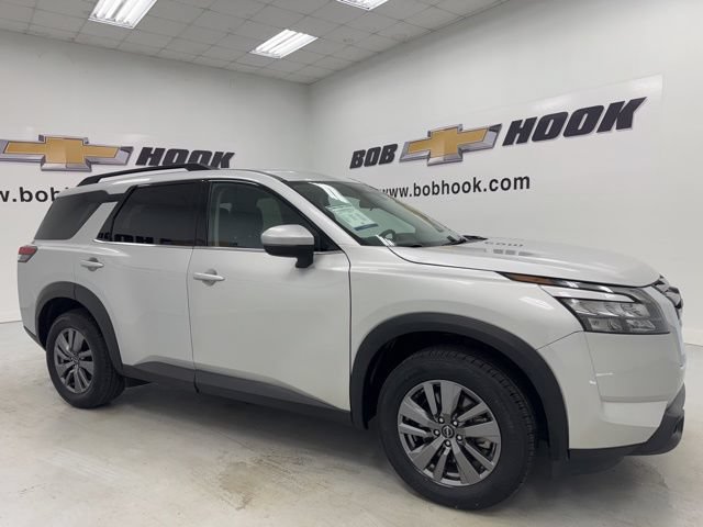 Used 2025 Nissan Pathfinder SV FWD image 3