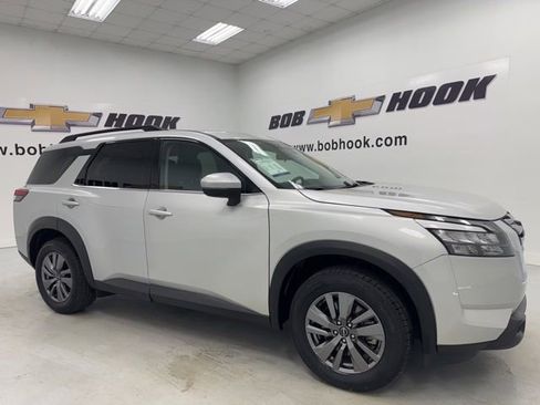 Used 2025 Nissan Pathfinder SV FWD image 3