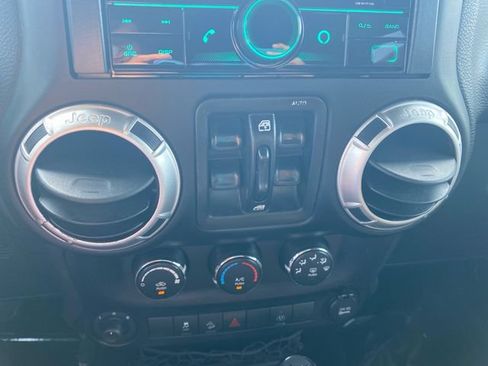 Used 2015 Jeep Wrangler Unlimited Sahara w/ Connectivity Group AWD/4WD image 23