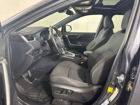 Used 2021 Toyota RAV4 SE image 11
