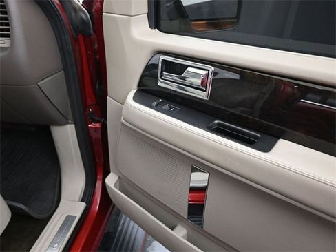 Used 2017 Lincoln Navigator Select image 26