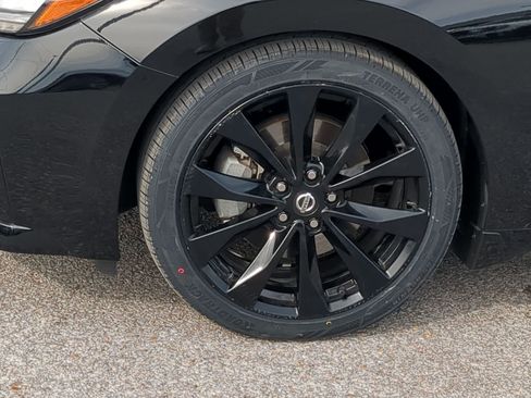 Used 2022 Nissan Maxima SR w/ Sport Mat Group image 10