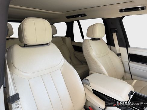 Used 2025 Land Rover Range Rover SE AWD/4WD image 13