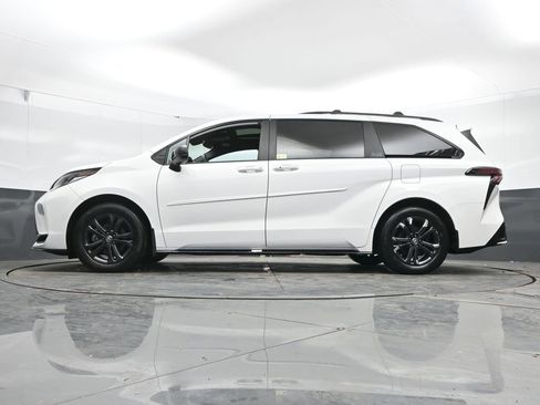 Used 2025 Toyota Sienna XSE AWD/4WD image 30