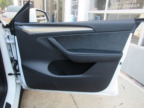 Used 2023 Tesla Model Y Long Range image 18