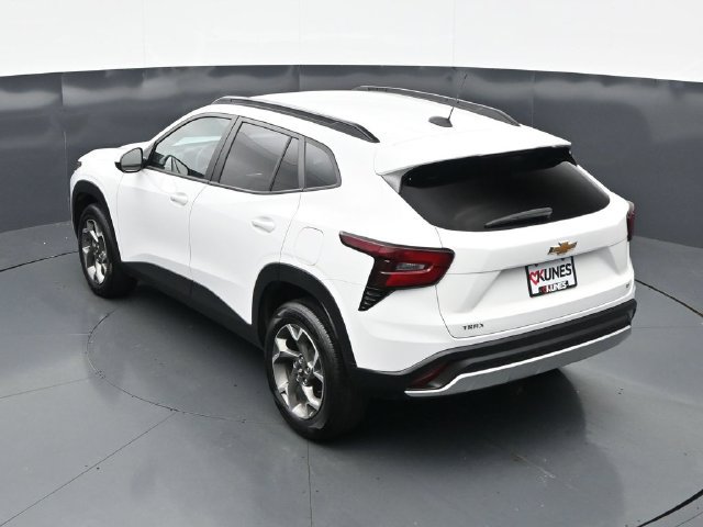 Used 2025 Chevrolet Trax LT FWD image 37