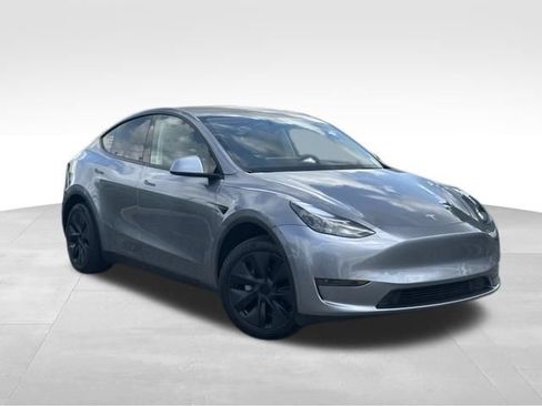 Used 2024 Tesla Model Y Long Range RWD image 1
