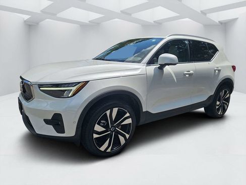 Certified 2023 Volvo XC40 B5 Ultimate w/ Protection Package Premier AWD/4WD image 7