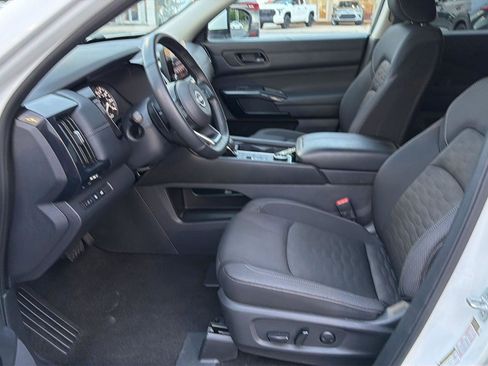Used 2025 Nissan Pathfinder SV AWD/4WD image 10