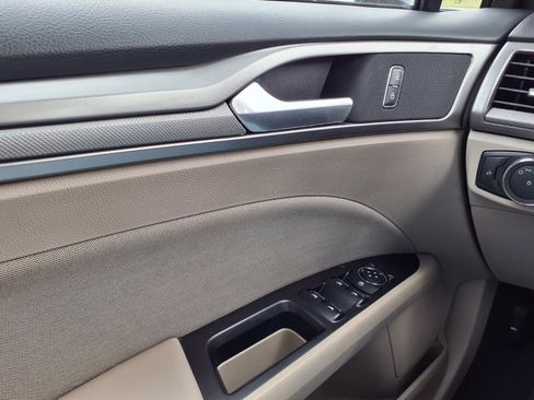 Used 2017 Ford Fusion SE w/ Fusion SE Technology Package FWD image 18